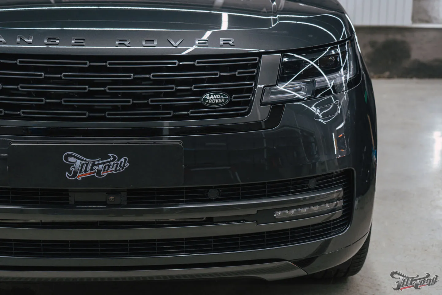 Защитили Range Rover Autobiography прозрачным глянцевым полиуретаном и оклеили панель и экран в салоне